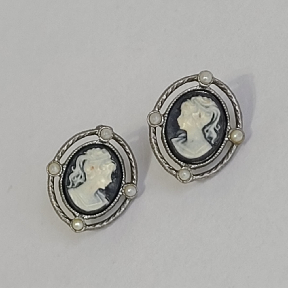 Vintage Victorian Silver Tone Oval Black White Lady Cameo Pearl Stud Earrings